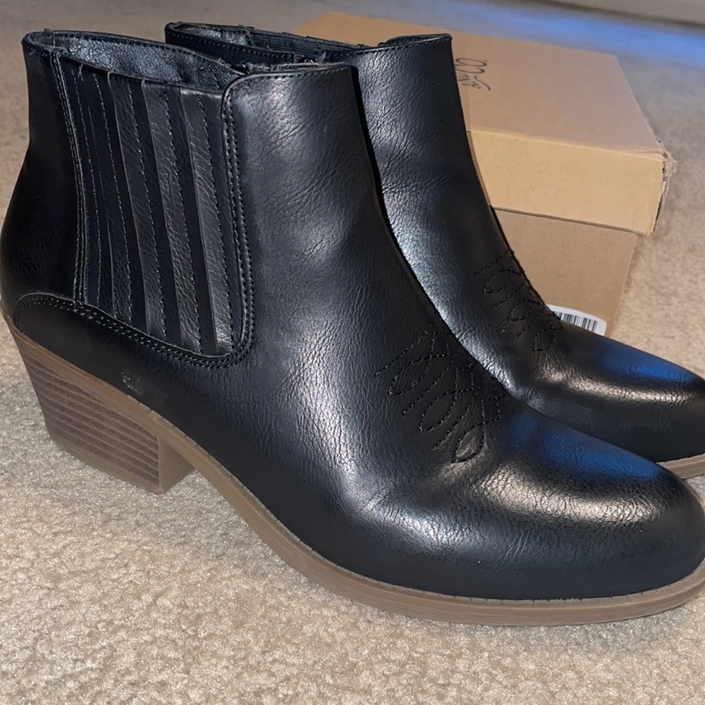 Frye and Co bootie black